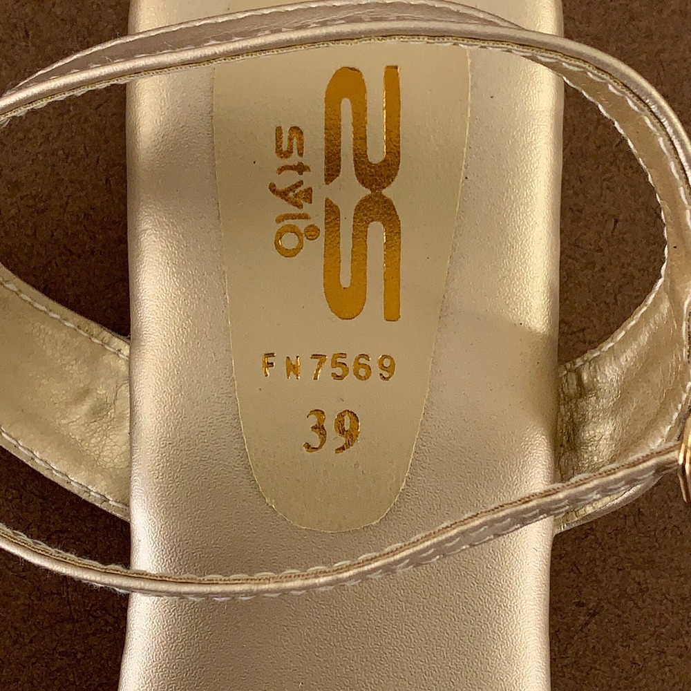 Stylo Women's US Shoe Size 9 Gold Rhinestone Accent Ankle Strap Sandals New - Picture 4 of 7